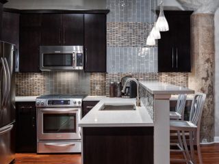 2023温馨家庭厨房黑色橱柜设计图片