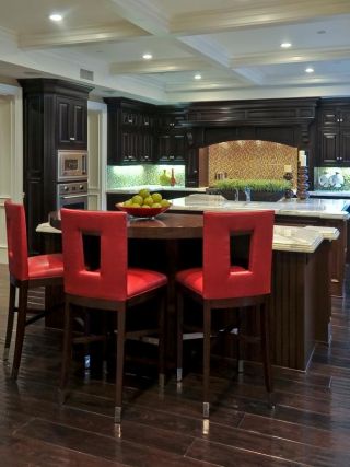 2023美式古典风格厨房红色吧台椅布置图片