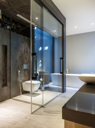 现代简约风格800平米别墅浴室玻璃隔断设计图片