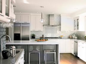2023温馨家庭厨房白色储物吊柜设计图片