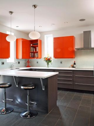 现代简约风格家庭厨房橘红色吊柜设计图片