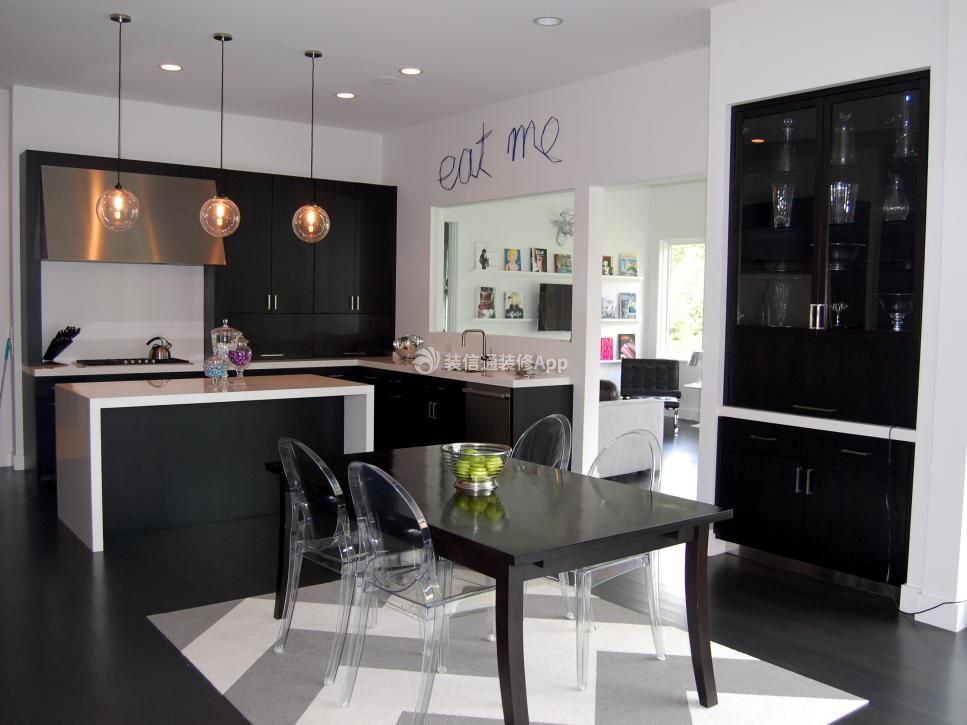 2023温馨家庭厨房餐厅黑白色搭配设计图片