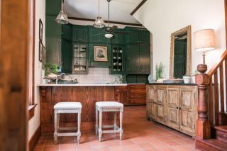 2023美式乡村风格开放式厨房墨绿色橱柜设计图片