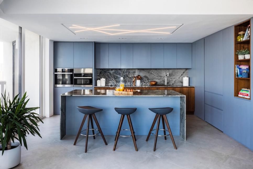 2023现代风格蓝色厨房橱柜设计图片
