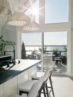 2023现代风格海景别墅厨房玻璃门设计图片