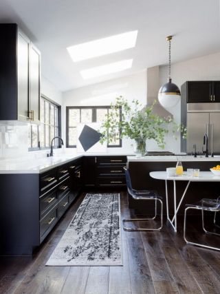2023时尚经典黑白色厨房窗户设计图片