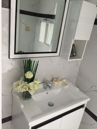 81平米现代简约两居室卫生间洗手台装修图片