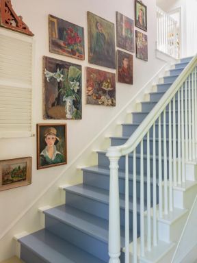 230平米二层别墅楼梯间油画装饰图片