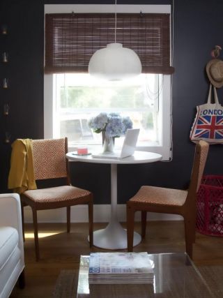 2023北欧风格家庭书房靠窗小桌子摆放图片
