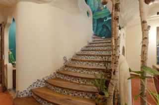 东南亚风格别墅室内楼梯创意装修设计图2023