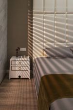 现代简约风格92㎡二居卧室床头柜设计图片