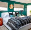 2023现代温馨家庭卧室绿色背景墙设计图片