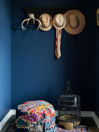 2023英伦风格家居室内蓝色背景墙装饰图片