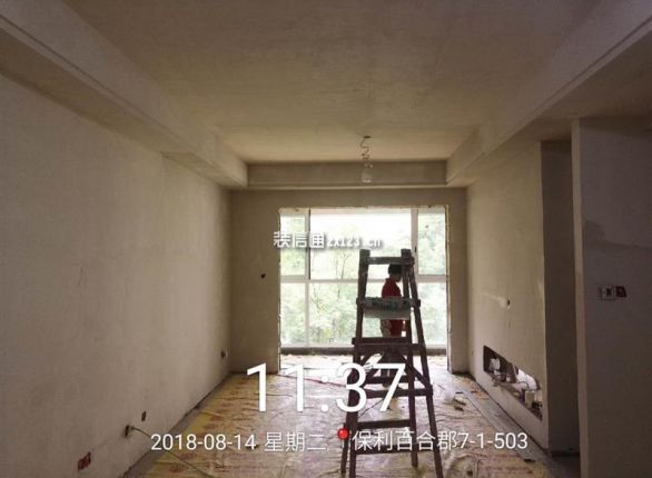 保利百合郡7-1-503客厅墙面基层处理完成，正进行主卧墙面基层处理【2018.8.14】