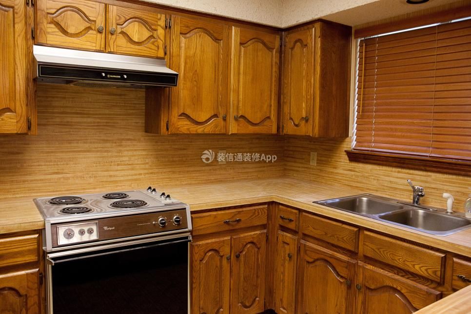 2023美式古典风格厨房实木橱柜设计图片
