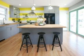 2023温馨家庭开放式厨房木地板铺设图片