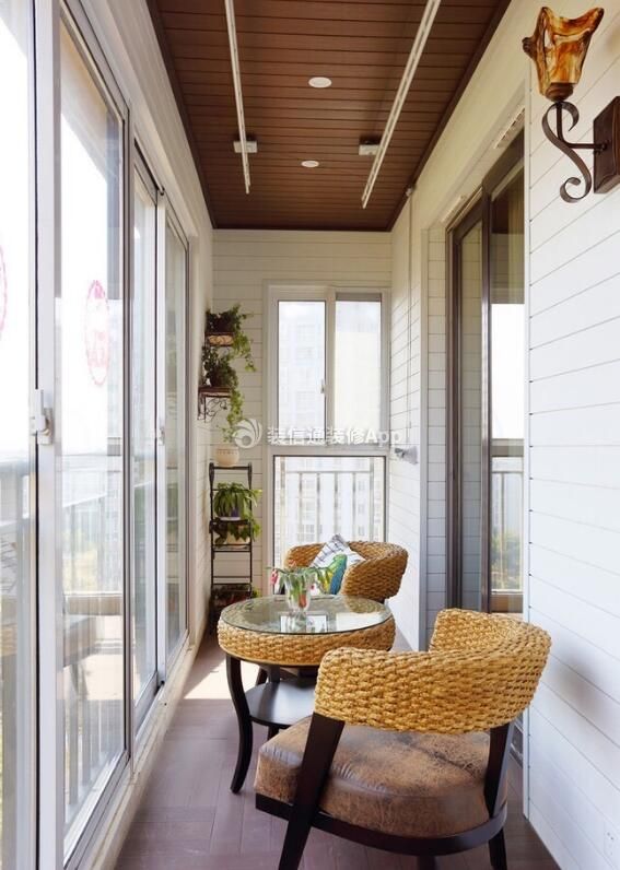 92平方米房屋阳台藤椅沙发装修效果图