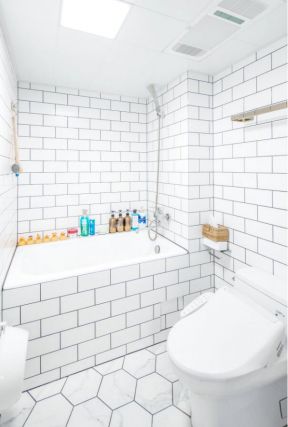  2020卫生间白色瓷砖贴图效果 砖砌浴缸装修效果图片