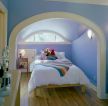 小型阁楼卧室蓝色背景墙面设计效果图片