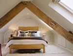 小型斜顶阁楼卧室实木床装修设计图片