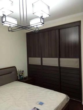 中电熊猫汇智家园128平米中式三居卧室衣柜装修设计效果图