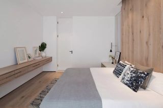 现代日式风格卧室床头木背景墙装修