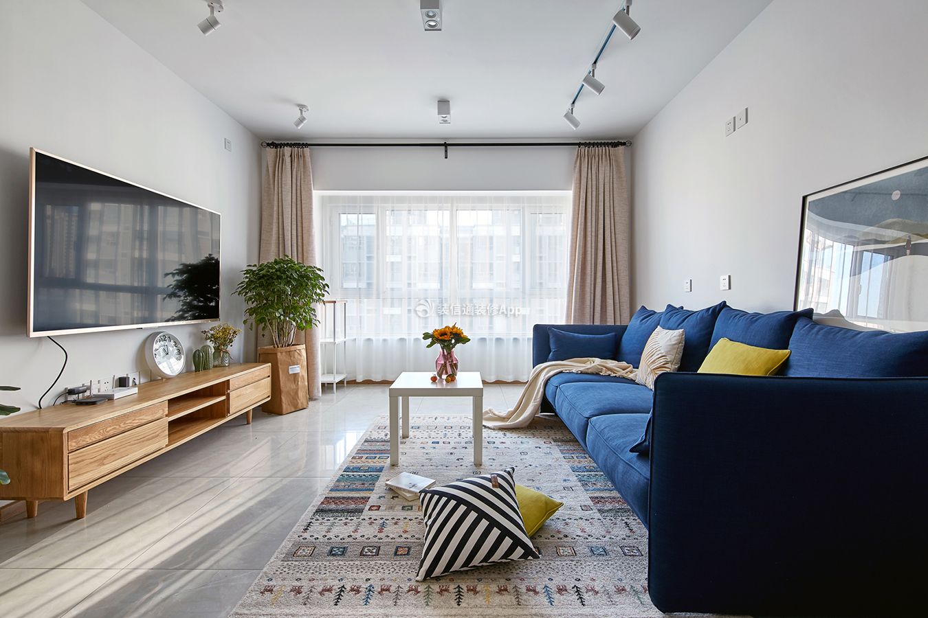 欧式风格小型公寓客厅蓝色布艺沙发设计图片