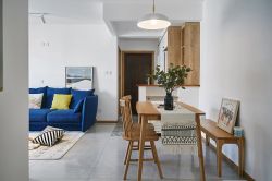 小型公寓欧式风格餐厅木质餐桌摆放设计图片