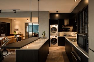 小型公寓半开放式厨房黑色橱柜装潢设计图片