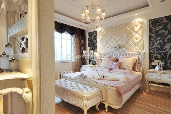 中德麓府215平欧式风格别墅卧室床头软包设计
