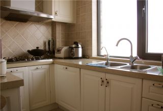 保利.拉斐公馆三居135平欧式风格装修厨房白色橱柜设计效果