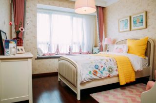 丰怡阳光两居85平美式风格卧室粉色地毯设计图
