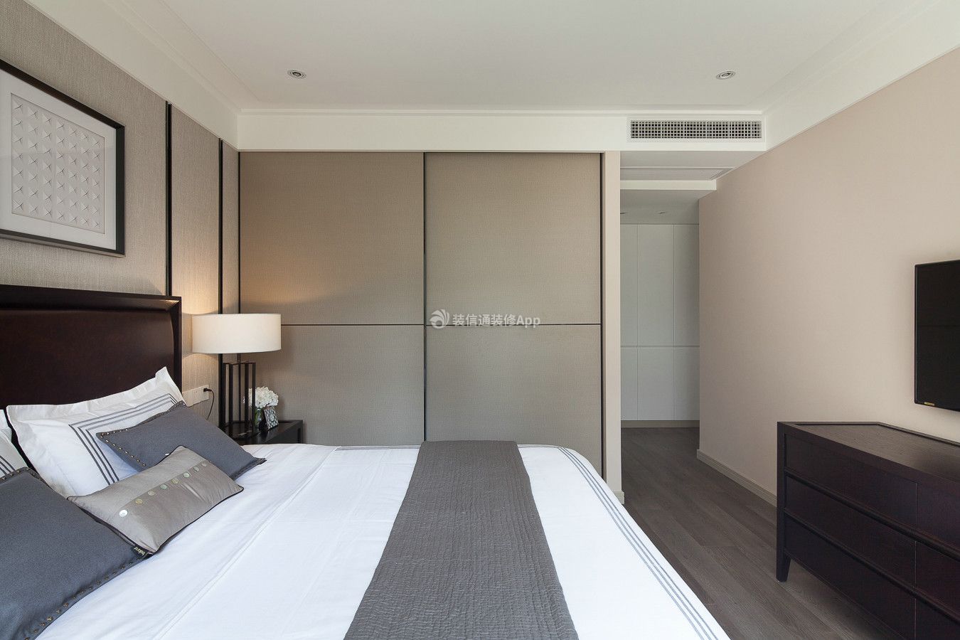 上海城110平方现代风格卧室衣柜移门装修效果图