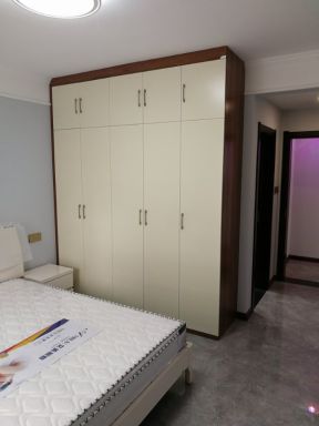 御景城83平米二居室现代简约卧室衣柜装修设计效果图