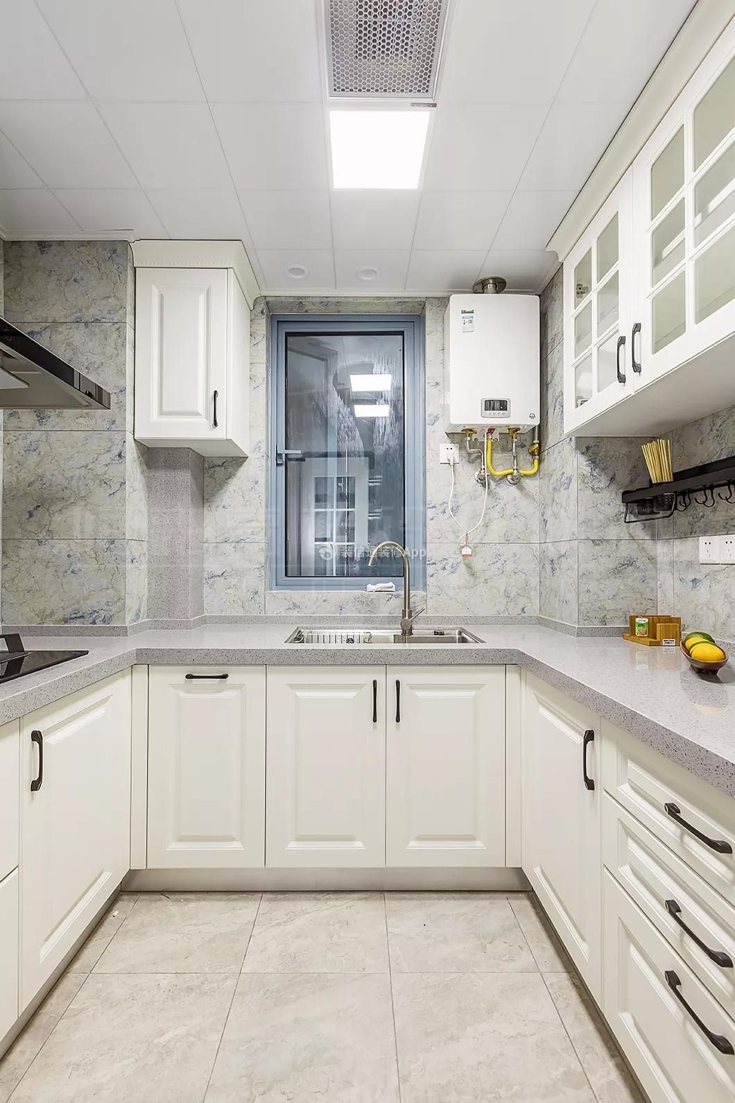 美式风格89平米两居室厨房橱柜装修效果图: