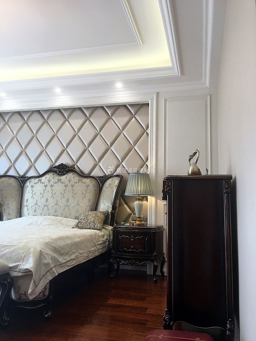别墅420平欧式风格卧室床头效果图欣赏