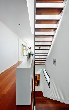 现代风格独栋别墅室内楼梯装修设计效果图