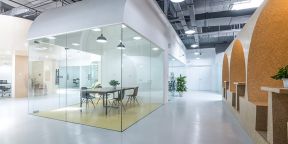 地中海风格6000平米办公室玻璃隔断装修