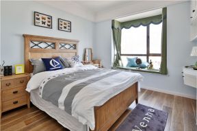 140平现代温馨风格卧室床尾地毯铺设效果图片