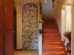 别墅混搭风格309平米木质楼梯效果图片
