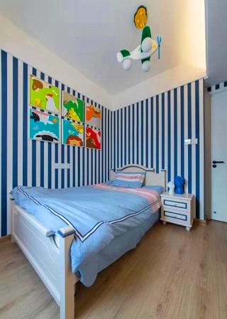 110平简约风格三室一厅儿童房蓝色壁纸设计图片