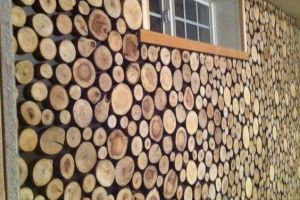 【东易日盛装饰】旧木头切成一片片，不花一分钱就能做成客厅背景墙，还买啥材料？