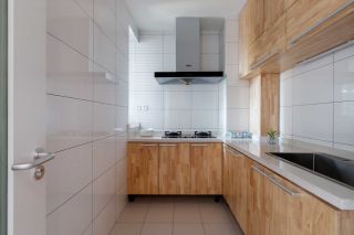 现代家庭样板间厨房原木橱柜装潢设计效果图