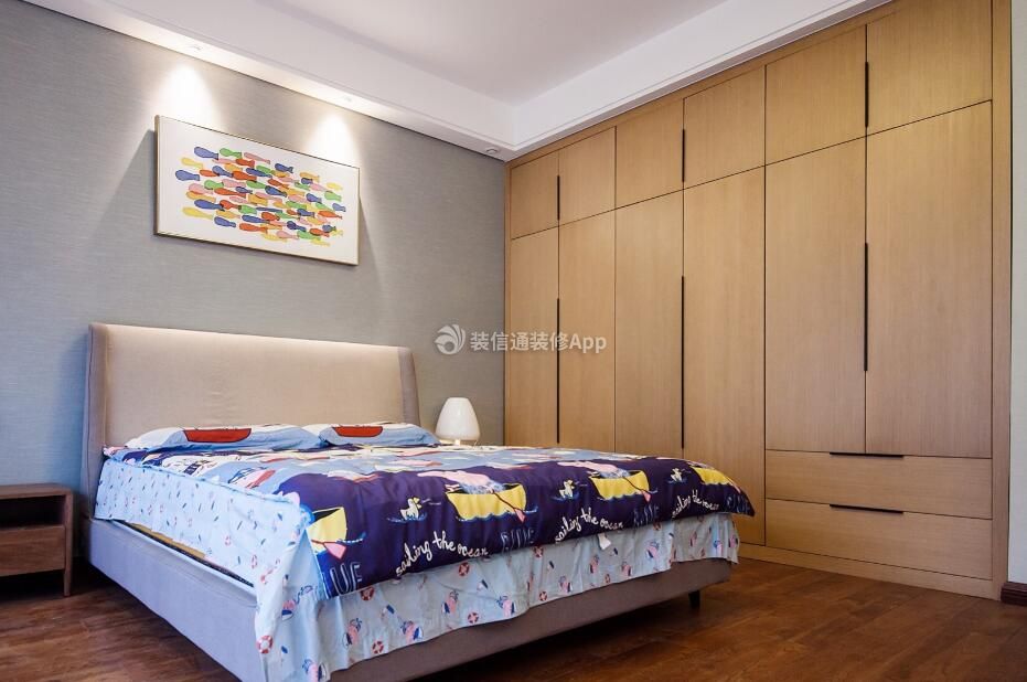 上海现代风格高档别墅卧室实木衣柜设计效果图