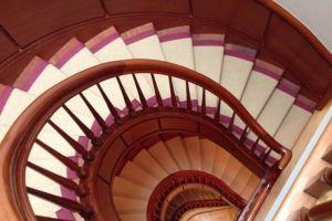 【海纳百川装饰】别墅楼梯如何设计 有什么注意事项