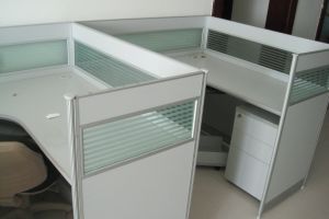 【宁波圣都装饰】屏风隔断办公桌如何安装 屏风办公桌的优点