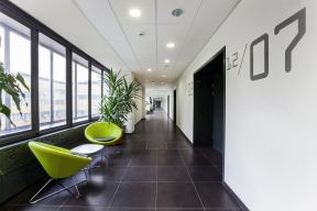 办公室走廊装修效果图 走廊地砖装修效果图 办公室休闲桌椅