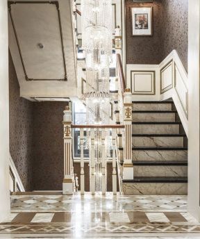 重庆东海定南山法式别墅楼梯装修设计效果图赏析