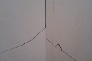 【重庆金蜜蜂装饰】墙体裂缝是什么原因 有什么处理方法