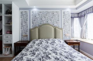 成都美式风格家庭卧室花纹壁纸装修图